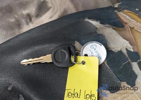 2001 Chevrolet Silverado 1500 из США, поврежденный, VIN 1GCEC14W71Z217897